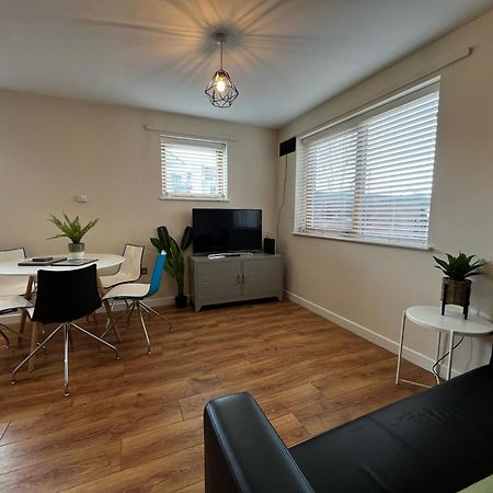 Three Bedroom Townhouse With Parking Телфорд Экстерьер фото
