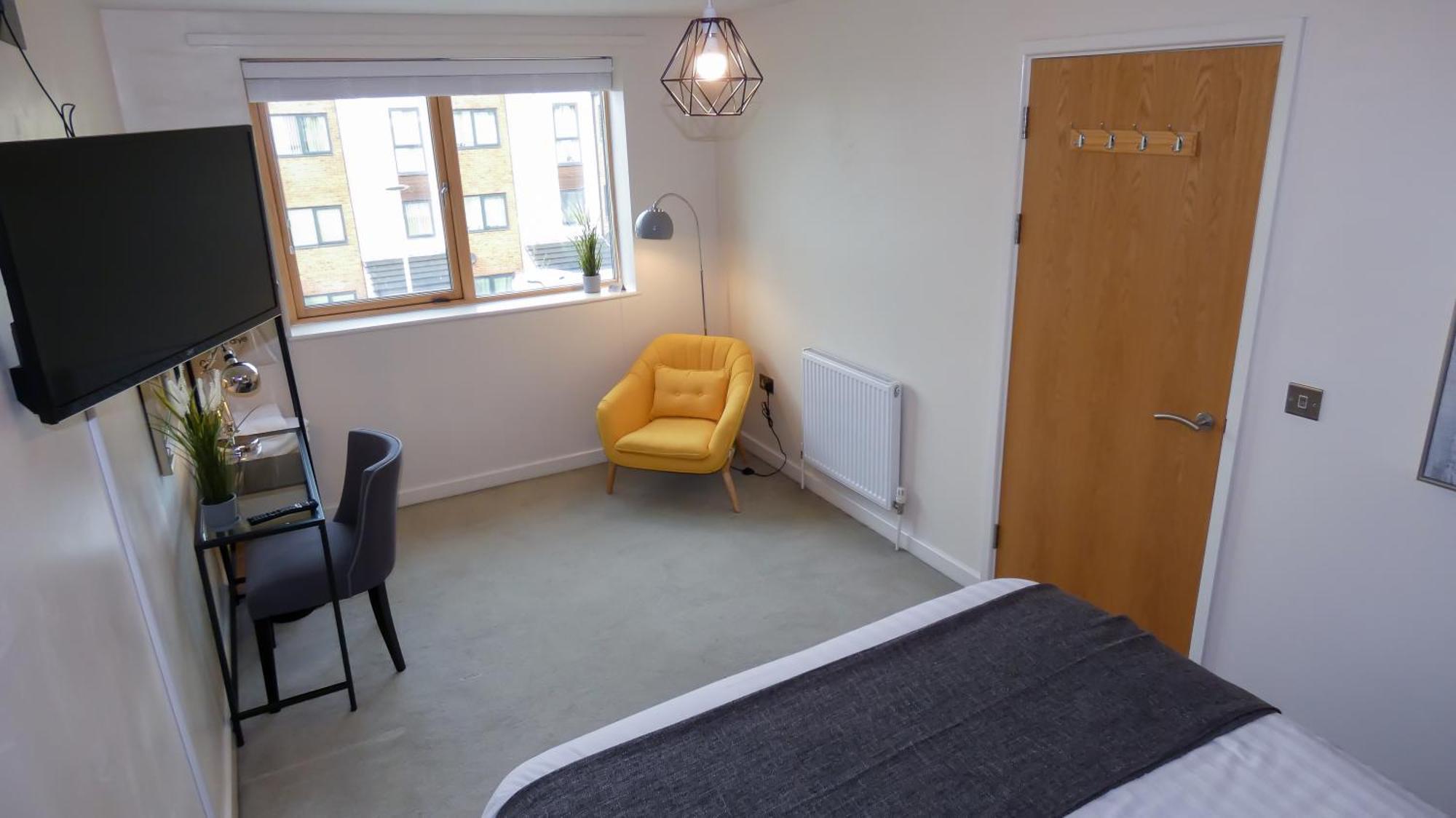 Three Bedroom Townhouse With Parking Телфорд Номер фото