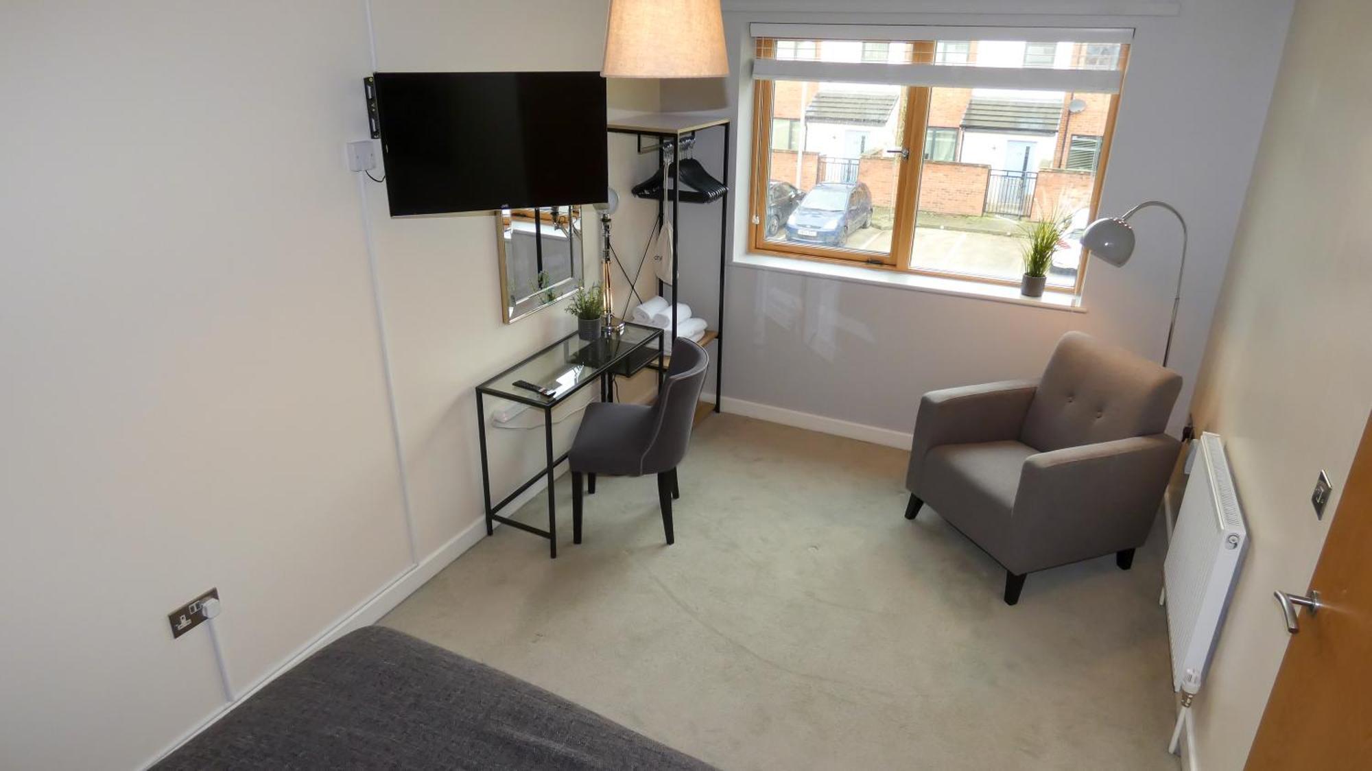 Three Bedroom Townhouse With Parking Телфорд Номер фото