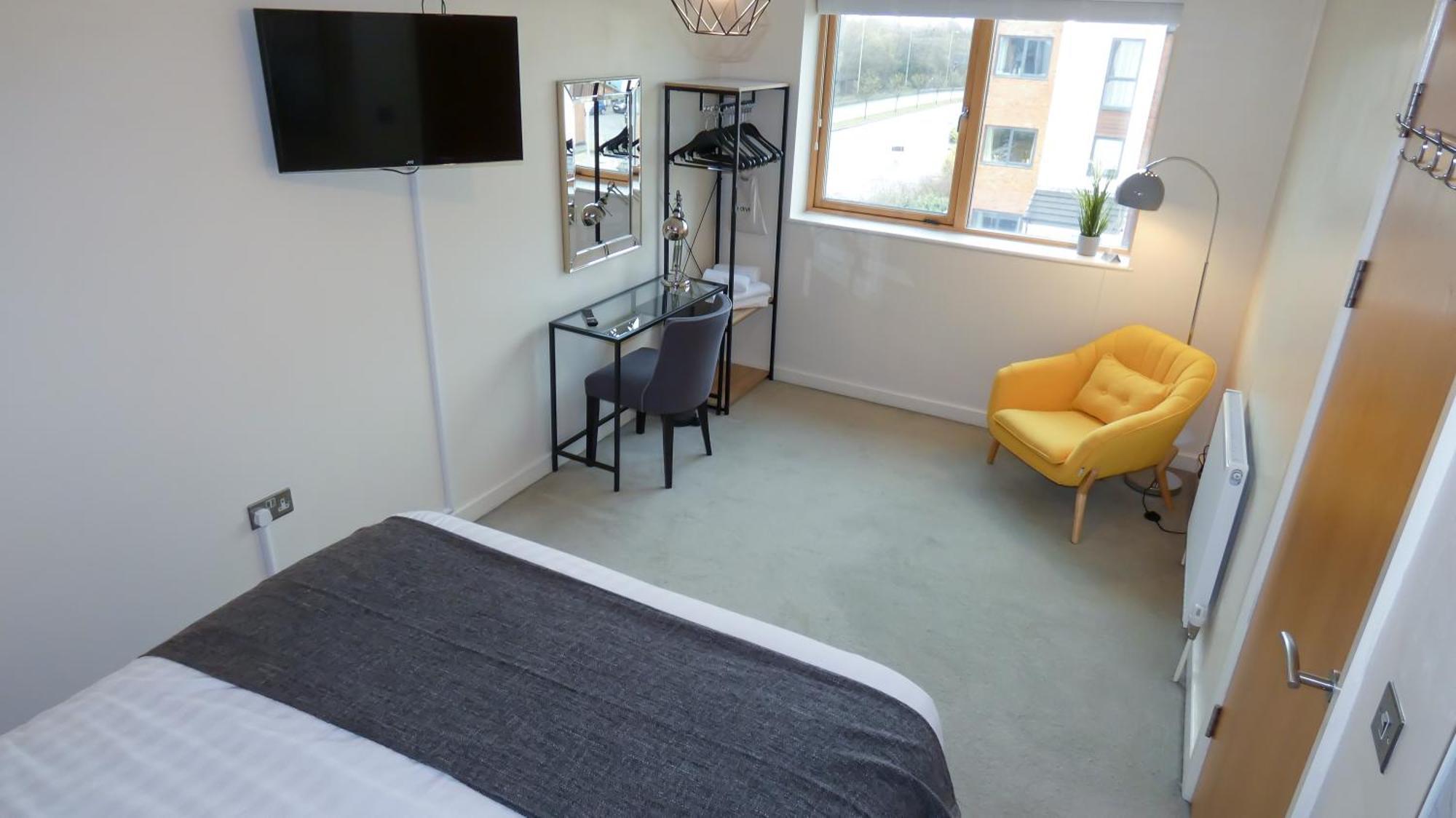 Three Bedroom Townhouse With Parking Телфорд Номер фото