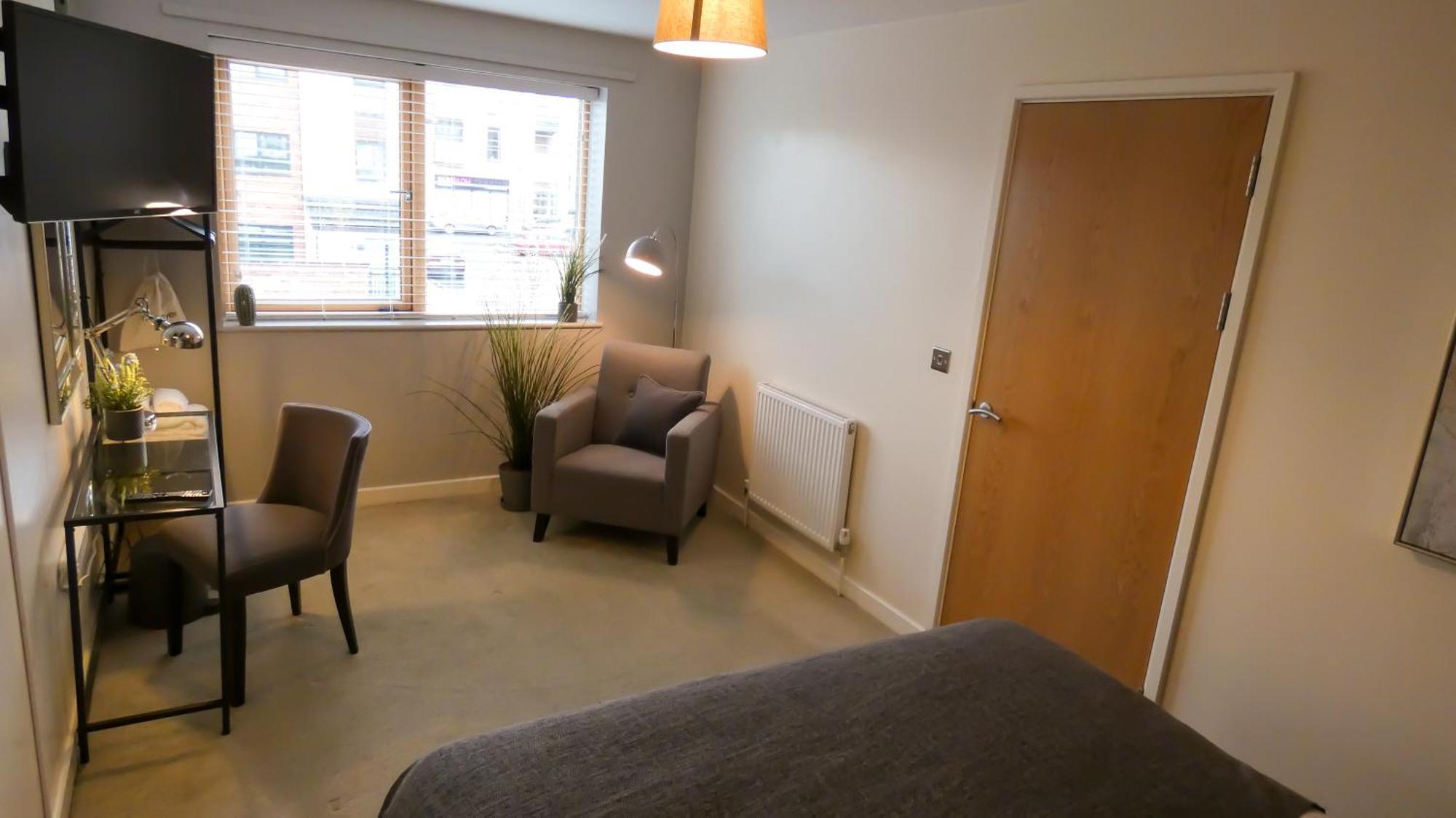 Three Bedroom Townhouse With Parking Телфорд Номер фото