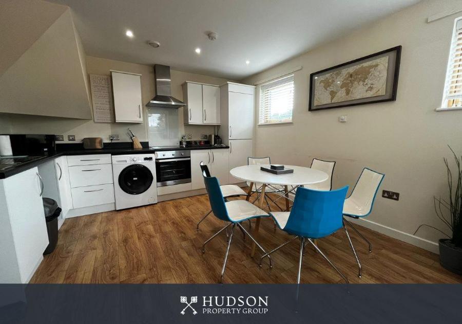 Three Bedroom Townhouse With Parking Телфорд Экстерьер фото